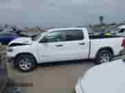 2025 Ram 1500 Big Horn z VIN 1C6RREFG1SN504598, wystawiony jako IAAI lot #42380514 z przebiegiem 7 657 mil mil oraz . Historia ofert i sprzedaży dostępna na DreamBid. Obrazek 14.