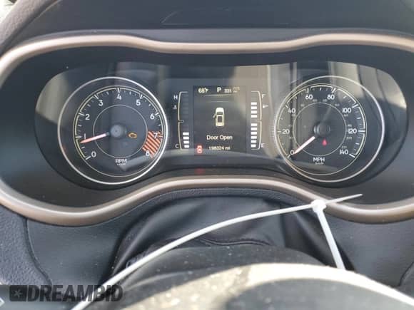 2014 Jeep Cherokee Latitude with VIN 1C4PJMCS4EW181608, listed as a Copart auction lot 82442135 with 198,324 mi miles and Salvage title. Bid and sale history available at DreamBid. Image 9.