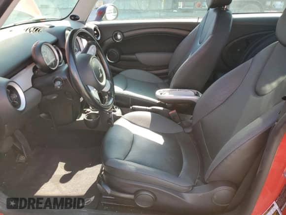 2010 MINI Hardtop с VIN WMWMF3C55ATZ66060, выставлен на аукционе Copart как лот 68725835 с пробегом 101 052 миль миль и Списание • Salvage title. История ставок и продаж доступна на DreamBid. Изображение 7.