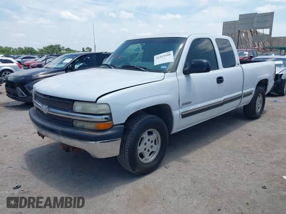 2000 Chevrolet Silverado 1500 LS z VIN 1GCEC19V9YZ170074, wystawiony jako IAAI lot #42453108 z przebiegiem 354 305 mil mil oraz . Historia ofert i sprzedaży dostępna na DreamBid. Obrazek 2.