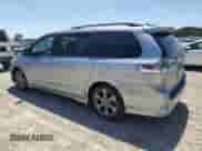 2018 Toyota Sienna SE z VIN 5TDXZ3DC7JS952681, wystawiony jako Copart lot #58244245 z przebiegiem 89 313 mil mil oraz Szkoda całkowita • Salvage title. Historia ofert i sprzedaży dostępna na DreamBid. Obrazek 2.