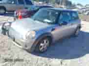 2009 MINI Hardtop z VIN WMWMF33569TU72673, wystawiony jako IAAI lot #43517238 z przebiegiem 181 712 mil mil oraz . Historia ofert i sprzedaży dostępna na DreamBid. Obrazek 2.