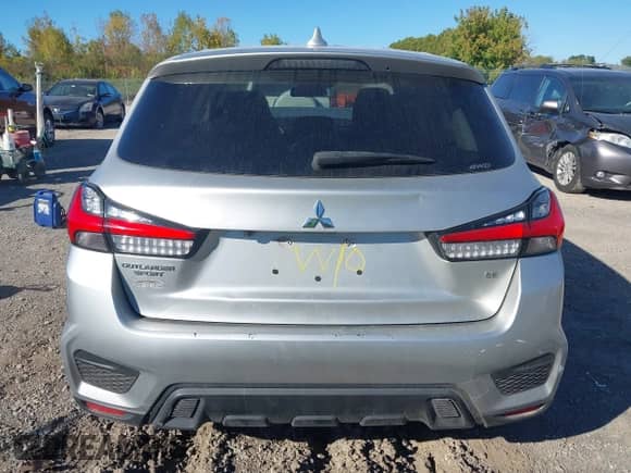 2022 Mitsubishi Outlander ES z VIN JA4ARUAU7NU008352, wystawiony jako IAAI lot #43356398 z przebiegiem 60 687 mil mil oraz . Historia ofert i sprzedaży dostępna na DreamBid. Obrazek 17.
