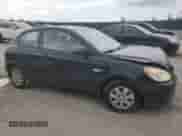 2008 Hyundai Accent GS z VIN KMHCM36C08U083661, wystawiony jako Copart lot #65689985 z przebiegiem 130 404 mil mil oraz Szkoda całkowita • Salvage title. Historia ofert i sprzedaży dostępna na DreamBid. Obrazek 4.