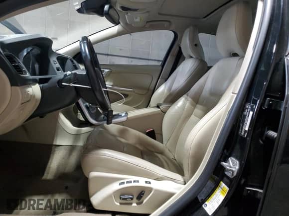 2014 Volvo S60 T5 с VIN YV1612FS4E1292839, выставлен на аукционе Copart как лот 71454085 с пробегом 139 948 миль миль и Списание • Salvage title. История ставок и продаж доступна на DreamBid. Изображение 7.