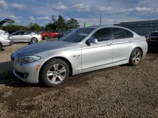 2012 BMW 5 Series 528i xDrive с VIN WBAXH5C54CC595026, выставлен на аукционе Copart как лот 82329255 с пробегом 176 513 миль миль и Чистый • Clean title. История ставок и продаж доступна на DreamBid. Изображение 1.
