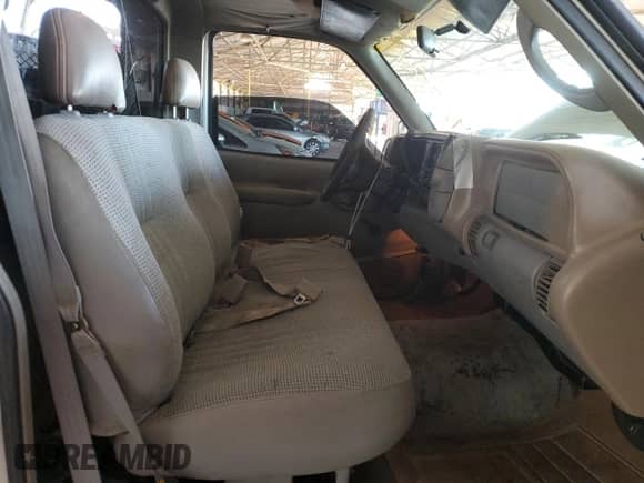1998 GMC Sierra 1500 z VIN 1GTEC14M6WZ850008, wystawiony jako Copart lot #68911324 z przebiegiem 110 409 mil mil oraz Szkoda całkowita • Salvage title. Historia ofert i sprzedaży dostępna na DreamBid. Obrazek 10.