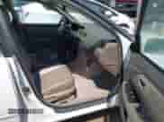 2001 Toyota Camry LE z VIN 4T1BF28K31U970889, wystawiony jako IAAI lot #42973204 z przebiegiem 187 815 mil mil oraz . Historia ofert i sprzedaży dostępna na DreamBid. Obrazek 5.
