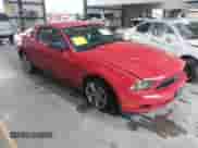 2010 Ford Mustang V6 z VIN 1ZVBP8AN6A5136499, wystawiony jako IAAI lot #41162323 z przebiegiem 107 048 mil mil oraz . Historia ofert i sprzedaży dostępna na DreamBid. Obrazek 1.