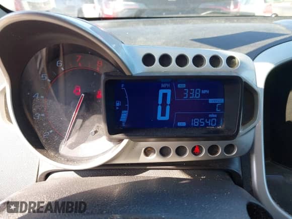 2013 Chevrolet Sonic RS z VIN 1G1JH6SB5D4146819, wystawiony jako IAAI lot #41742164 z przebiegiem 185 401 mil mil oraz . Historia ofert i sprzedaży dostępna na DreamBid. Obrazek 7.