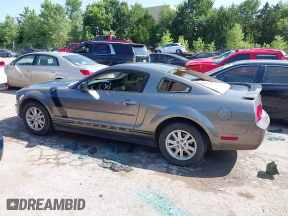 2005 Ford Mustang Deluxe с VIN 1ZVFT80N755225597, выставлен на аукционе IAAI как лот 42793032 с пробегом 210 994 миль миль и . История ставок и продаж доступна на DreamBid. Изображение 14.