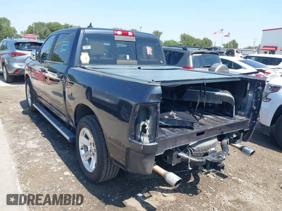 2018 Ram 1500 Big Horn z VIN 1C6RR6LT1JS132672, wystawiony jako IAAI lot #43161381 z przebiegiem 136 924 mil mil oraz . Historia ofert i sprzedaży dostępna na DreamBid. Obrazek 3.