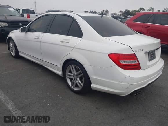 2014 Mercedes-Benz C 250 Sport с VIN WDDGF4HB0EA963109, выставлен на аукционе IAAI как лот 43310776 с пробегом 117 560 миль миль и . История ставок и продаж доступна на DreamBid. Изображение 3.