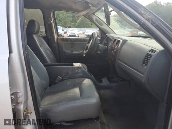 2005 Dodge Dakota SLT z VIN 1D7HW48K85S226691, wystawiony jako Copart lot #59007185 z przebiegiem Nie podano mil oraz Czysty tytuł • Clean title. Historia ofert i sprzedaży dostępna na DreamBid. Obrazek 7.