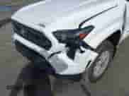 2024 Toyota Tacoma SR5 z VIN 3TMKB5FN5RM022914, wystawiony jako IAAI lot #41398168 z przebiegiem 2 535 mil mil oraz . Historia ofert i sprzedaży dostępna na DreamBid. Obrazek 6.