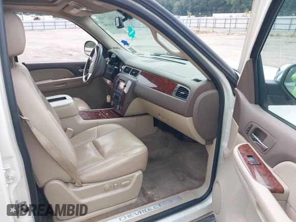 2009 Chevrolet Suburban LTZ z VIN 1GNFC360X9R170151, wystawiony jako IAAI lot #42931154 z przebiegiem 211 047 mil mil oraz . Historia ofert i sprzedaży dostępna na DreamBid. Obrazek 5.
