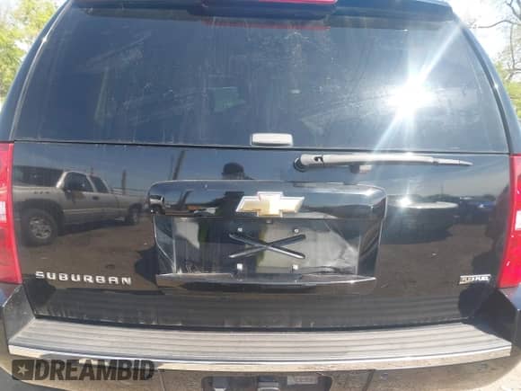 2009 Chevrolet Suburban LTZ z VIN 1GNFK36359R219818, wystawiony jako IAAI lot #42120323 z przebiegiem 146 999 mil mil oraz . Historia ofert i sprzedaży dostępna na DreamBid. Obrazek 16.