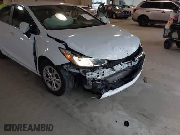 2019 Chevrolet Cruze z VIN 1G1BJ5SM0K7105966, wystawiony jako IAAI lot #40857450 z przebiegiem 79 555 mil mil oraz . Historia ofert i sprzedaży dostępna na DreamBid. Obrazek 6.