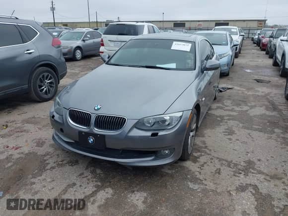 2012 BMW 3 Series 328i xDrive z VIN WBAKF5C59CE657265, wystawiony jako IAAI lot #41653075 z przebiegiem 114 901 mil mil oraz . Historia ofert i sprzedaży dostępna na DreamBid. Obrazek 2.