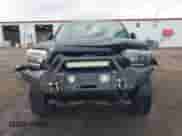 2015 Toyota Tacoma z VIN 5TFUU4EN4FX132924, wystawiony jako IAAI lot #43242945 z przebiegiem 166 428 mil mil oraz . Historia ofert i sprzedaży dostępna na DreamBid. Obrazek 6.