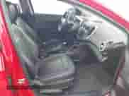 2013 Chevrolet Sonic RS z VIN 1G1JH6SB5D4158355, wystawiony jako IAAI lot #42234638 z przebiegiem 164 870 mil mil oraz . Historia ofert i sprzedaży dostępna na DreamBid. Obrazek 5.