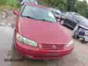 1997 Toyota Camry LE z VIN 4T1BG22K5VU118068, wystawiony jako IAAI lot #43304665 z przebiegiem 131 230 mil mil oraz . Historia ofert i sprzedaży dostępna na DreamBid. Obrazek 6.