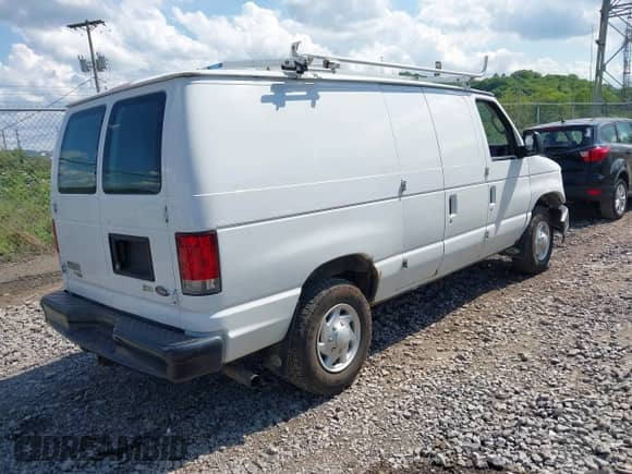 2014 Ford Econoline Cargo Commercial z VIN 1FTNE2EL5EDA47479, wystawiony jako IAAI lot #42285209 z przebiegiem 113 219 mil mil oraz . Historia ofert i sprzedaży dostępna na DreamBid. Obrazek 4.