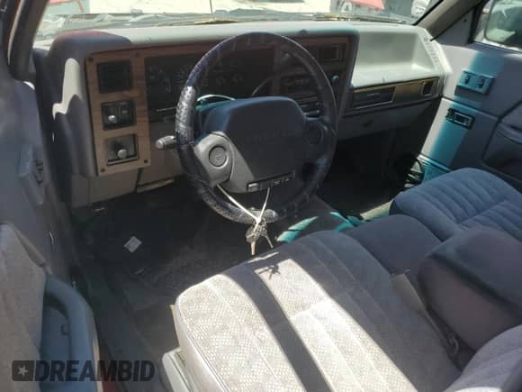 1996 Dodge Dakota z VIN 1B7GL23X8TS672634, wystawiony jako Copart lot #57987365 z przebiegiem 148 244 mil mil oraz Czysty tytuł • Clean title. Historia ofert i sprzedaży dostępna na DreamBid. Obrazek 8.