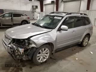 2013 Subaru Forester X Premium z VIN JF2SHACC8DH439548, wystawiony jako Copart lot #82358165 z przebiegiem 180 343 mil mil oraz Szkoda całkowita • Salvage title. Historia ofert i sprzedaży dostępna na DreamBid. Obrazek 1.
