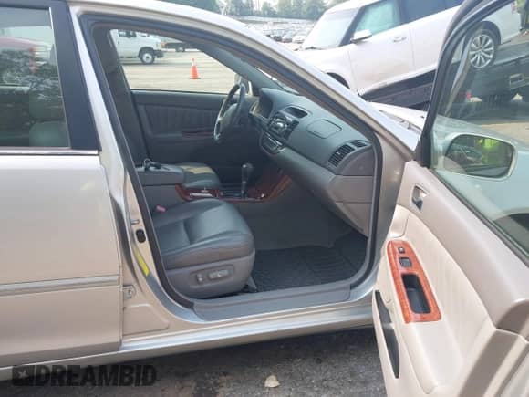 2005 Toyota Camry LE with VIN 4T1BF30K95U618245, listed as a IAAI auction lot 42884700 with 260,636 mi miles and . Bid and sale history available at DreamBid. Image 5.