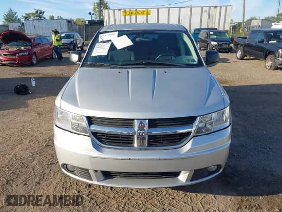 2010 Dodge Journey SE z VIN 3D4PG4FB3AT257705, wystawiony jako IAAI lot #43370601 z przebiegiem 245 457 mil mil oraz . Historia ofert i sprzedaży dostępna na DreamBid. Obrazek 6.