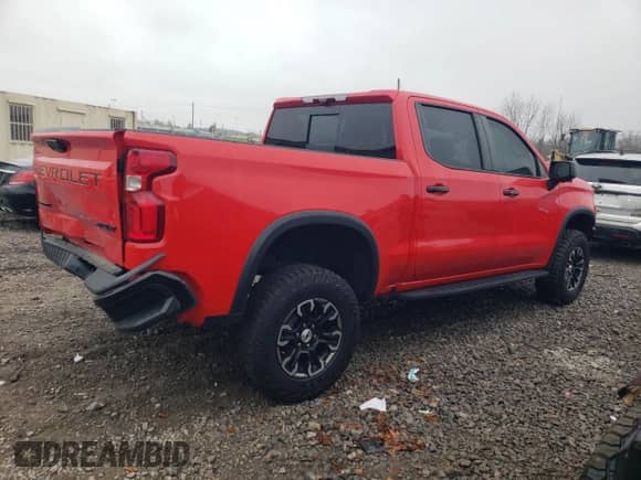 2024 Chevrolet Silverado 1500 ZR2 z VIN 3GCUDHE8XRG347203, wystawiony jako Copart lot #44372235 z przebiegiem 17 131 mil mil oraz Szkoda całkowita • Salvage title. Historia ofert i sprzedaży dostępna na DreamBid. Obrazek 3.