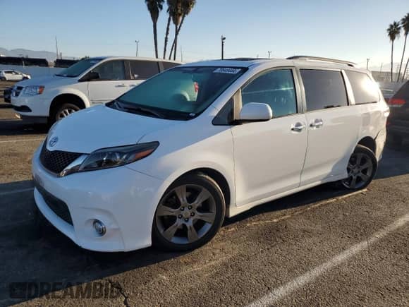 2016 Toyota Sienna SE z VIN 5TDXK3DCXGS764461, wystawiony jako Copart lot #70648444 z przebiegiem 72 989 mil mil oraz Szkoda całkowita • Salvage title. Historia ofert i sprzedaży dostępna na DreamBid. Obrazek 1.
