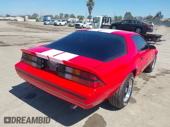 1982 Chevrolet Camaro z VIN 1G1AS87H5CL129677, wystawiony jako IAAI lot #42689374 z przebiegiem 197 980 mil mil oraz . Historia ofert i sprzedaży dostępna na DreamBid. Obrazek 4.