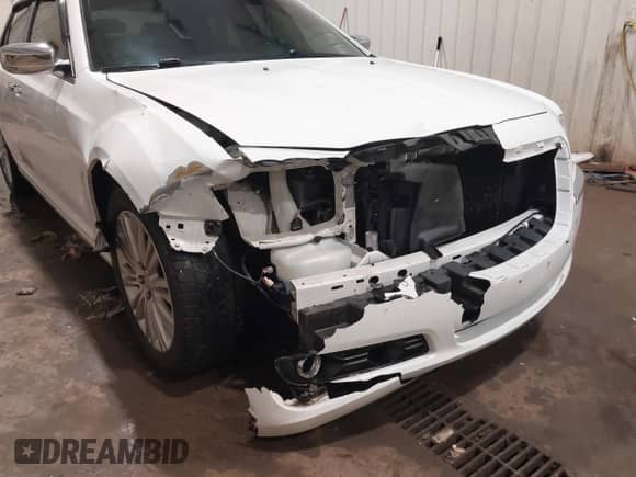 2013 Chrysler 300 C z VIN 2C3CCAKT5DH667072, wystawiony jako IAAI lot #41551843 z przebiegiem 181 649 mil mil oraz . Historia ofert i sprzedaży dostępna na DreamBid. Obrazek 6.