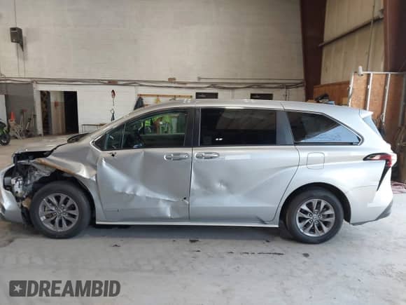 2021 Toyota Sienna LE with VIN 5TDKSKFC8MS035873, listed as a IAAI auction lot 42577906 with 228,325 mi miles and . Bid and sale history available at DreamBid. Image 14.