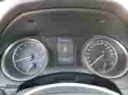 2022 Toyota Camry SE z VIN 4T1G11AK7NU668455, wystawiony jako Copart lot #84560635 z przebiegiem 136 763 mil mil oraz Czysty tytuł • Clean title. Historia ofert i sprzedaży dostępna na DreamBid. Obrazek 9.