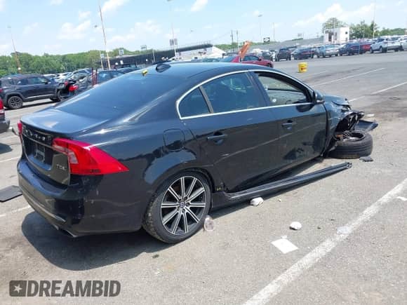2018 Volvo S60 Inscription z VIN LYV402TK6JB173004, wystawiony jako IAAI lot #42641047 z przebiegiem 121 357 mil mil oraz . Historia ofert i sprzedaży dostępna na DreamBid. Obrazek 4.