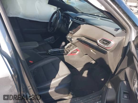 2021 Chevrolet TrailBlazer RS z VIN KL79MTSL8MB097878, wystawiony jako IAAI lot #41838234 z przebiegiem 53 905 mil mil oraz . Historia ofert i sprzedaży dostępna na DreamBid. Obrazek 5.
