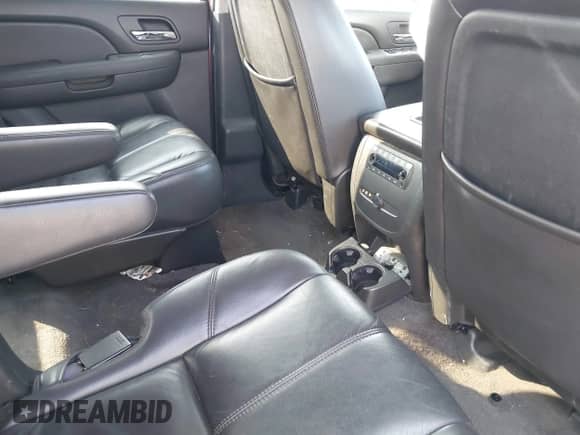 2011 Chevrolet Tahoe LT z VIN 1GNSKBE02BR310230, wystawiony jako IAAI lot #42703227 z przebiegiem 175 986 mil mil oraz . Historia ofert i sprzedaży dostępna na DreamBid. Obrazek 8.