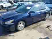 2012 Nissan Maxima SV z VIN 1N4AA5AP3CC835027, wystawiony jako IAAI lot #43370581 z przebiegiem 152 579 mil mil oraz . Historia ofert i sprzedaży dostępna na DreamBid. Obrazek 2.