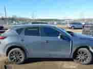 2022 Mazda CX-5 S Carbon Edition z VIN JM3KFBCM0N1561809, wystawiony jako IAAI lot #41428780 z przebiegiem 82 103 mil mil oraz . Historia ofert i sprzedaży dostępna na DreamBid. Obrazek 14.