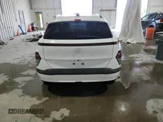 2024 Hyundai Kona SEL z VIN KM8HC3A66RU005607, wystawiony jako Copart lot #66020734 z przebiegiem 7 802 mil mil oraz Szkoda całkowita • Salvage title. Historia ofert i sprzedaży dostępna na DreamBid. Obrazek 6.