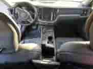 2022 Volvo S60 Momentum z VIN 7JRL12FZ5NG154635, wystawiony jako Copart lot #82207144 z przebiegiem Nie podano mil oraz Szkoda całkowita • Salvage title. Historia ofert i sprzedaży dostępna na DreamBid. Obrazek 8.