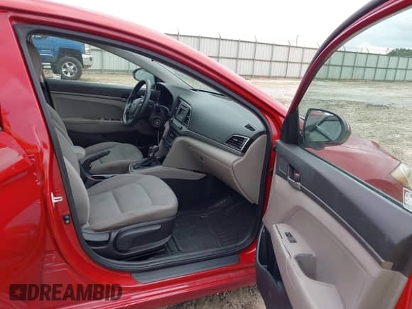 2017 Hyundai Elantra SE z VIN KMHD74LF8HU431349, wystawiony jako IAAI lot #43276751 z przebiegiem 108 717 mil mil oraz . Historia ofert i sprzedaży dostępna na DreamBid. Obrazek 5.