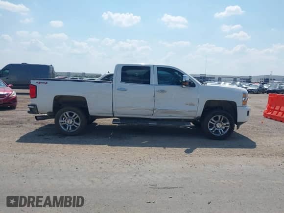2015 Chevrolet Silverado 2500HD High Country z VIN 1GC1KXE8XFF592342, wystawiony jako IAAI lot #43199637 z przebiegiem 239 985 mil mil oraz . Historia ofert i sprzedaży dostępna na DreamBid. Obrazek 13.