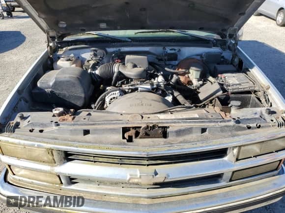 1996 Chevrolet Suburban z VIN 3GNFK16R8TG110205, wystawiony jako Copart lot #42637725 z przebiegiem 308 900 mil mil oraz Czysty tytuł • Clean title. Historia ofert i sprzedaży dostępna na DreamBid. Obrazek 12.