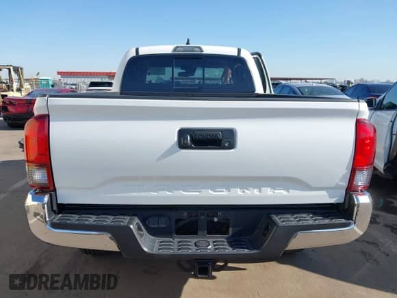 2021 Toyota Tacoma SR5 z VIN 3TMDZ5BN4MM111750, wystawiony jako IAAI lot #41981638 z przebiegiem 26 030 mil mil oraz . Historia ofert i sprzedaży dostępna na DreamBid. Obrazek 17.