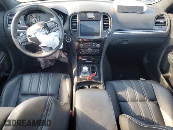 2018 Chrysler 300 S с VIN 2C3CCAGG1JH165621, выставлен на аукционе Copart как лот 90070555 с пробегом 60 628 миль миль и Списание • Salvage title. История ставок и продаж доступна на DreamBid. Изображение 8.