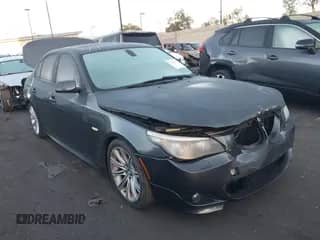 2010 BMW 5 Series 528i z VIN WBANU5C56AC128481, wystawiony jako IAAI lot #43365811 z przebiegiem Nie podano mil oraz . Historia ofert i sprzedaży dostępna na DreamBid. Obrazek 1.